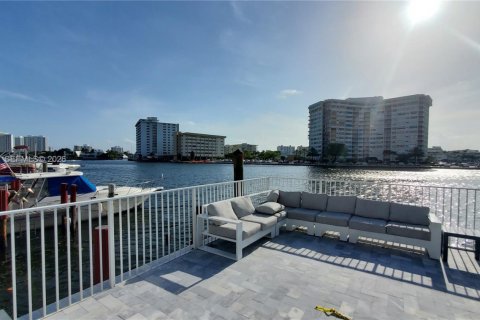 Copropriété à louer à Hallandale Beach, Floride: 1 chambre, 80.82 m2 № 2246939 - photo 10