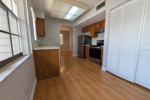 Condo in Seminole, Florida, 2 bedrooms  № 2379330 - photo 7