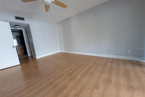 Condo in Seminole, Florida, 2 bedrooms  № 2379330 - photo 9