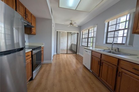 Condo in Seminole, Florida, 2 bedrooms  № 2379330 - photo 6