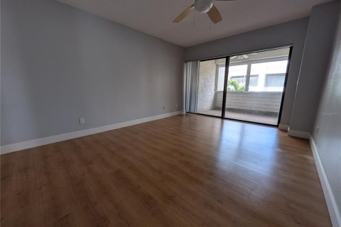 Condo in Seminole, Florida, 2 bedrooms  № 2379330 - photo 8