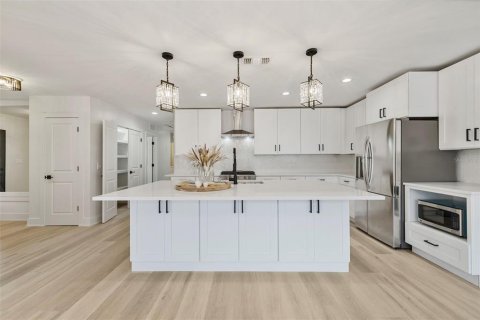 House in Tampa, Florida 3 bedrooms, 217.39 sq.m. № 2151979 - photo 6