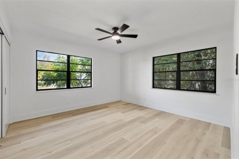 House in Tampa, Florida 3 bedrooms, 217.39 sq.m. № 2151979 - photo 18