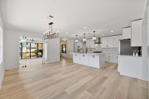 House in Tampa, Florida 3 bedrooms, 217.39 sq.m. № 2151979 - photo 26