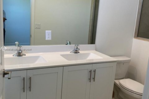 Townhouse in Miami, Florida 3 bedrooms, 122.63 sq.m. № 2023753 - photo 5