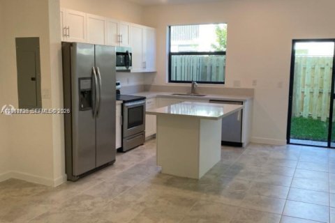 Townhouse in Miami, Florida 3 bedrooms, 122.63 sq.m. № 2023753 - photo 2