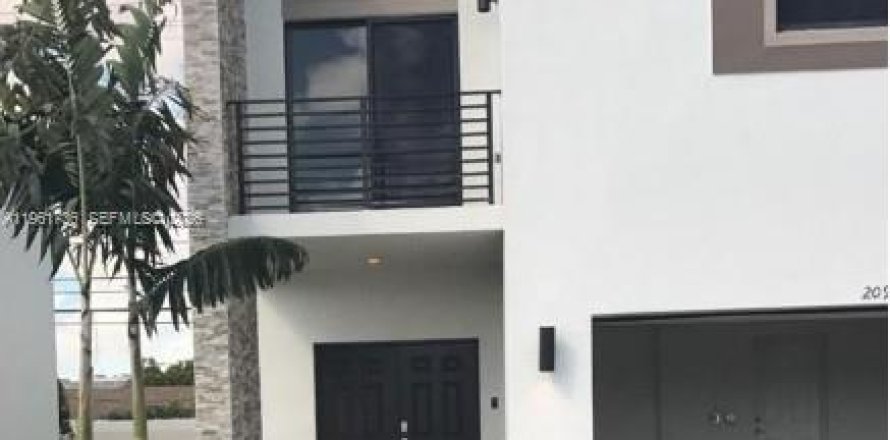 Townhouse in Miami, Florida 3 bedrooms, 122.63 sq.m. № 2023753