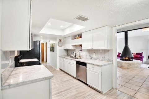 House in Tampa, Florida 3 bedrooms, 156.54 sq.m. № 1630787 - photo 12