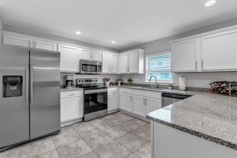 Townhouse in Riverview, Florida 3 bedrooms, 151.15 sq.m. № 1913287 - photo 7