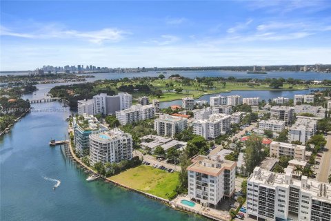 Apartment in Bay Harbor Islands, Florida 1 bedroom, 1976.22 sq.m. № 1932496 - photo 15