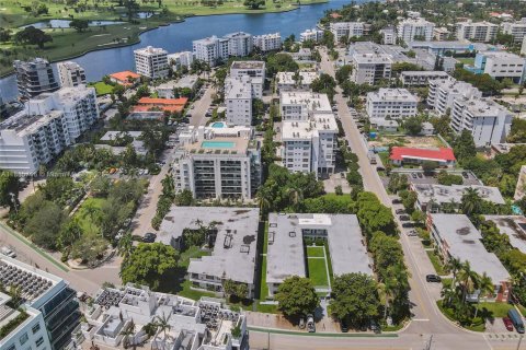 Apartment in Bay Harbor Islands, Florida 1 bedroom, 1976.22 sq.m. № 1932496 - photo 13