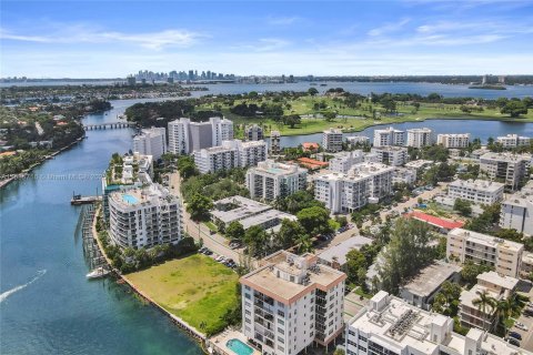 Apartment in Bay Harbor Islands, Florida 1 bedroom, 1976.22 sq.m. № 1932496 - photo 16