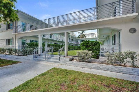 Apartment in Bay Harbor Islands, Florida 1 bedroom, 1976.22 sq.m. № 1932496 - photo 1