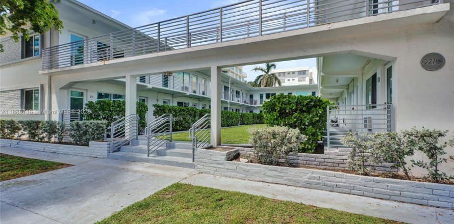 Apartamento en Bay Harbor Islands, Florida 1 dormitorio, 1976.22 m2 № 1932496