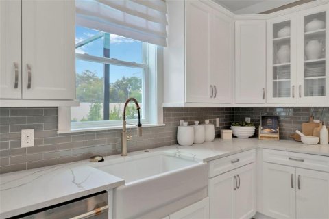 House in New Port Richey, Florida 4 bedrooms, 221.66 sq.m. № 2351948 - photo 7
