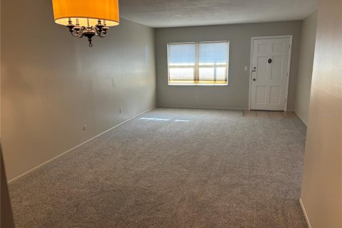 Condo in Saint Petersburg, Florida, 2 bedrooms № 2101364 - photo 9