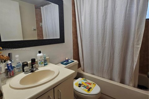 Condo in Hialeah, Florida, 2 bedrooms  № 1927976 - photo 11