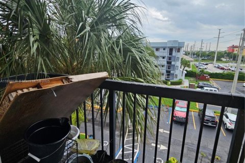 Condo in Hialeah, Florida, 2 bedrooms  № 1927976 - photo 14