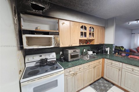 Condo in Hialeah, Florida, 2 bedrooms  № 1927976 - photo 7