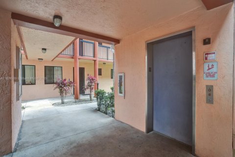 Condo in Hialeah, Florida, 2 bedrooms  № 1927976 - photo 15