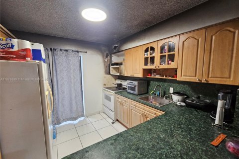Condo in Hialeah, Florida, 2 bedrooms  № 1927976 - photo 6