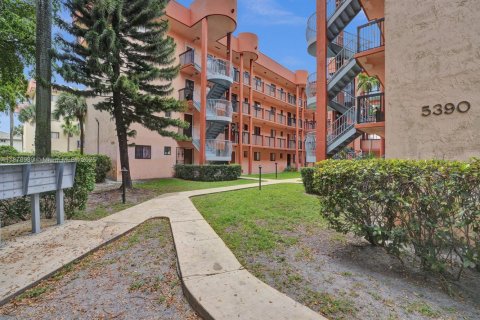 Condo in Hialeah, Florida, 2 bedrooms  № 1927976 - photo 2