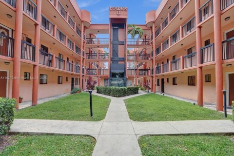 Condo in Hialeah, Florida, 2 bedrooms  № 1927976 - photo 1