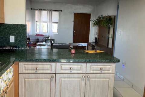 Condo in Hialeah, Florida, 2 bedrooms  № 1927976 - photo 4