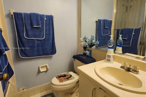 Condo in Hialeah, Florida, 2 bedrooms  № 1927976 - photo 9