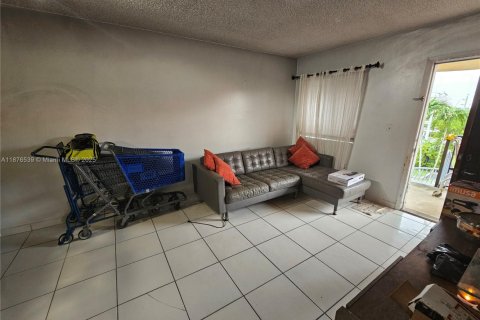 Condo in Hialeah, Florida, 2 bedrooms  № 1927976 - photo 10