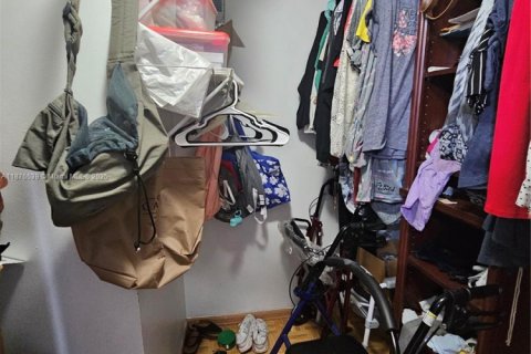 Condo in Hialeah, Florida, 2 bedrooms  № 1927976 - photo 12