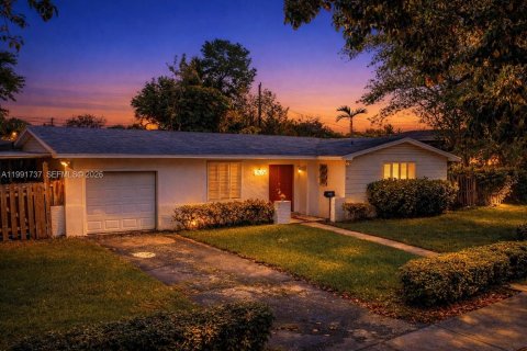 Casa en venta en Miami, Florida, 4 dormitorios, 248.05 m2 № 2058946 - foto 1