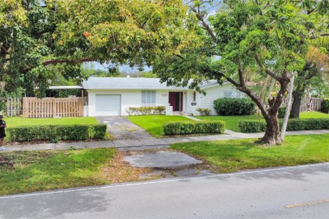 Casa en venta en Miami, Florida, 4 dormitorios, 248.05 m2 № 2058946 - foto 14