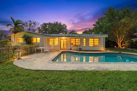 Casa en venta en Miami, Florida, 4 dormitorios, 248.05 m2 № 2058946 - foto 3