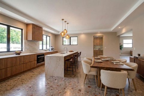 Casa en venta en Miami, Florida, 4 dormitorios, 248.05 m2 № 2058946 - foto 2