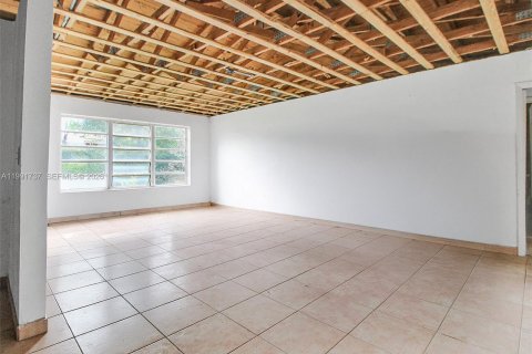 Casa en venta en Miami, Florida, 4 dormitorios, 248.05 m2 № 2058946 - foto 18