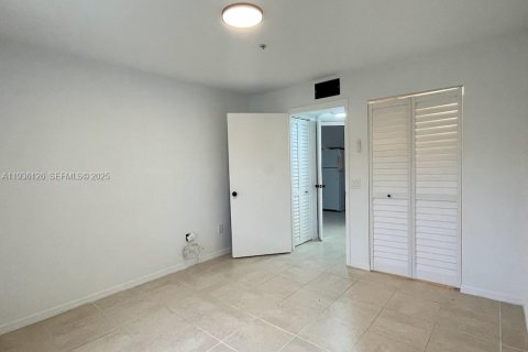 Condo in Hollywood, Florida, 1 bedroom  № 1994183 - photo 14