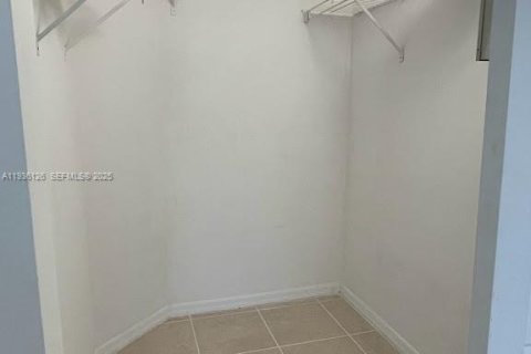 Condo in Hollywood, Florida, 1 bedroom  № 1994183 - photo 15