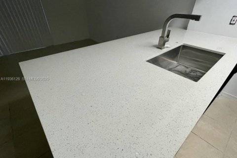 Condo in Hollywood, Florida, 1 bedroom  № 1994183 - photo 6