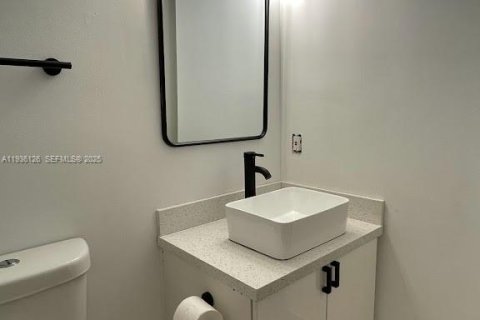 Condo in Hollywood, Florida, 1 bedroom  № 1994183 - photo 8