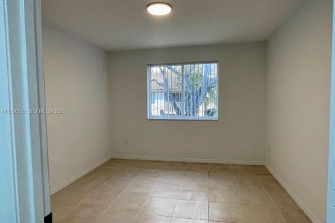 Condo in Hollywood, Florida, 1 bedroom  № 1994183 - photo 12