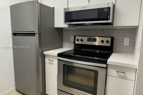 Condo in Hollywood, Florida, 1 bedroom  № 1994183 - photo 1