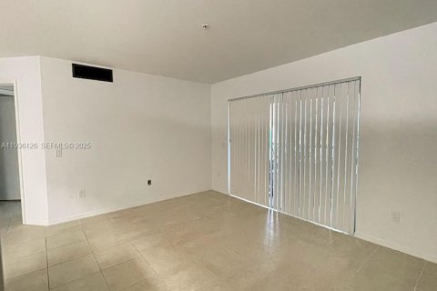 Condo in Hollywood, Florida, 1 bedroom  № 1994183 - photo 11