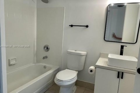 Condo in Hollywood, Florida, 1 bedroom  № 1994183 - photo 9