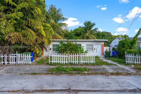Propiedad comercial en Miami, Florida 82.5 m2 № 2048122