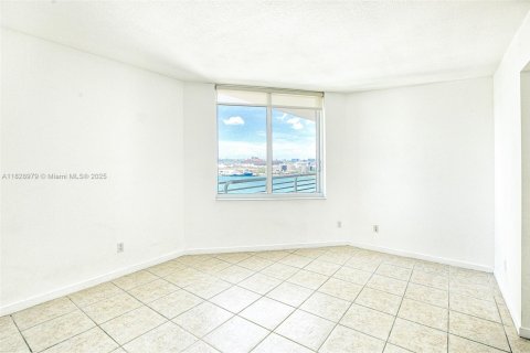 Condo in Miami, Florida, 2 bedrooms  № 1888763 - photo 18