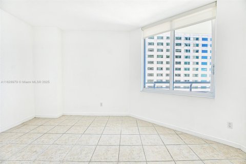 Condo in Miami, Florida, 2 bedrooms  № 1888763 - photo 17