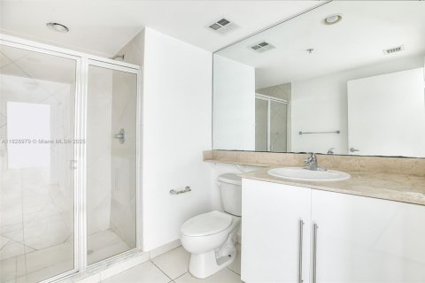 Condo in Miami, Florida, 2 bedrooms  № 1888763 - photo 15
