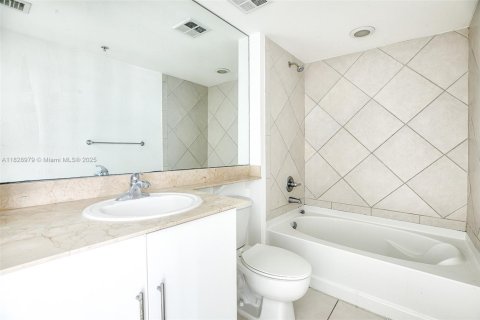 Condo in Miami, Florida, 2 bedrooms  № 1888763 - photo 16