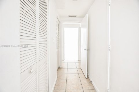 Condo in Miami, Florida, 2 bedrooms  № 1888763 - photo 20